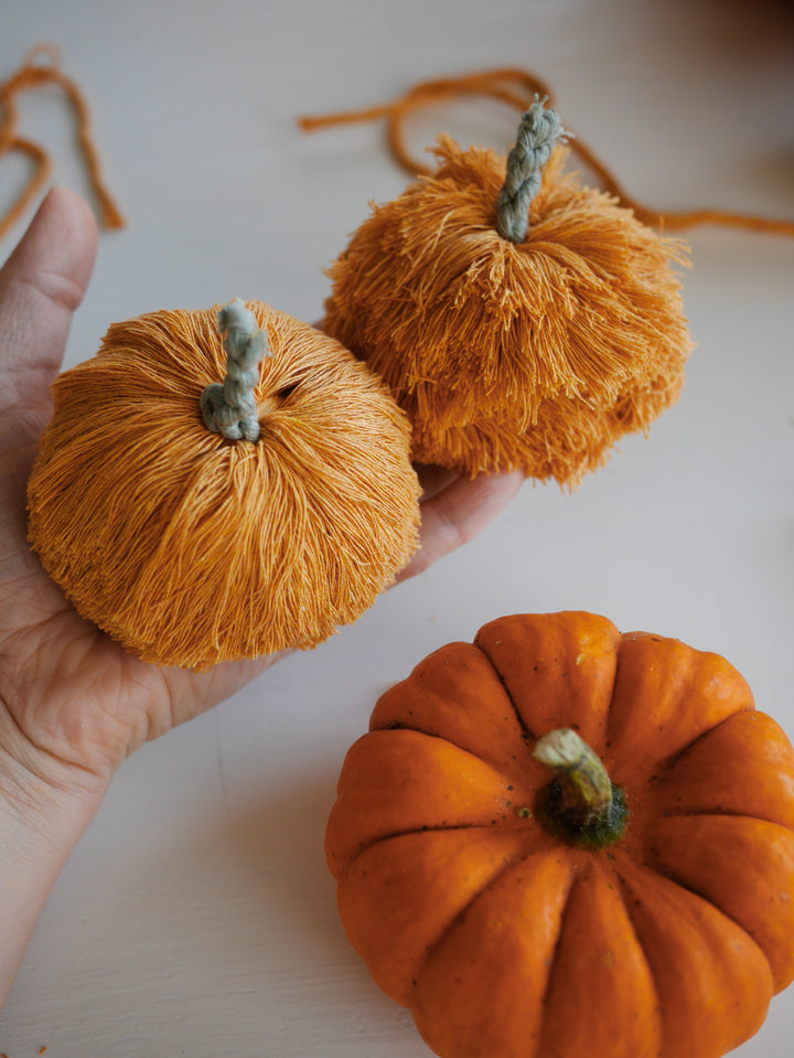 Pumpkin pompoms for a fluffy Halloween!
